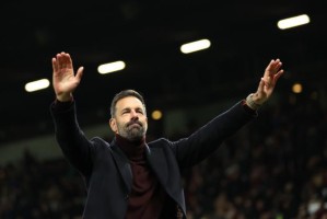 星空体育-范尼：我还有两场比赛，之后我会在幕后支持新教练